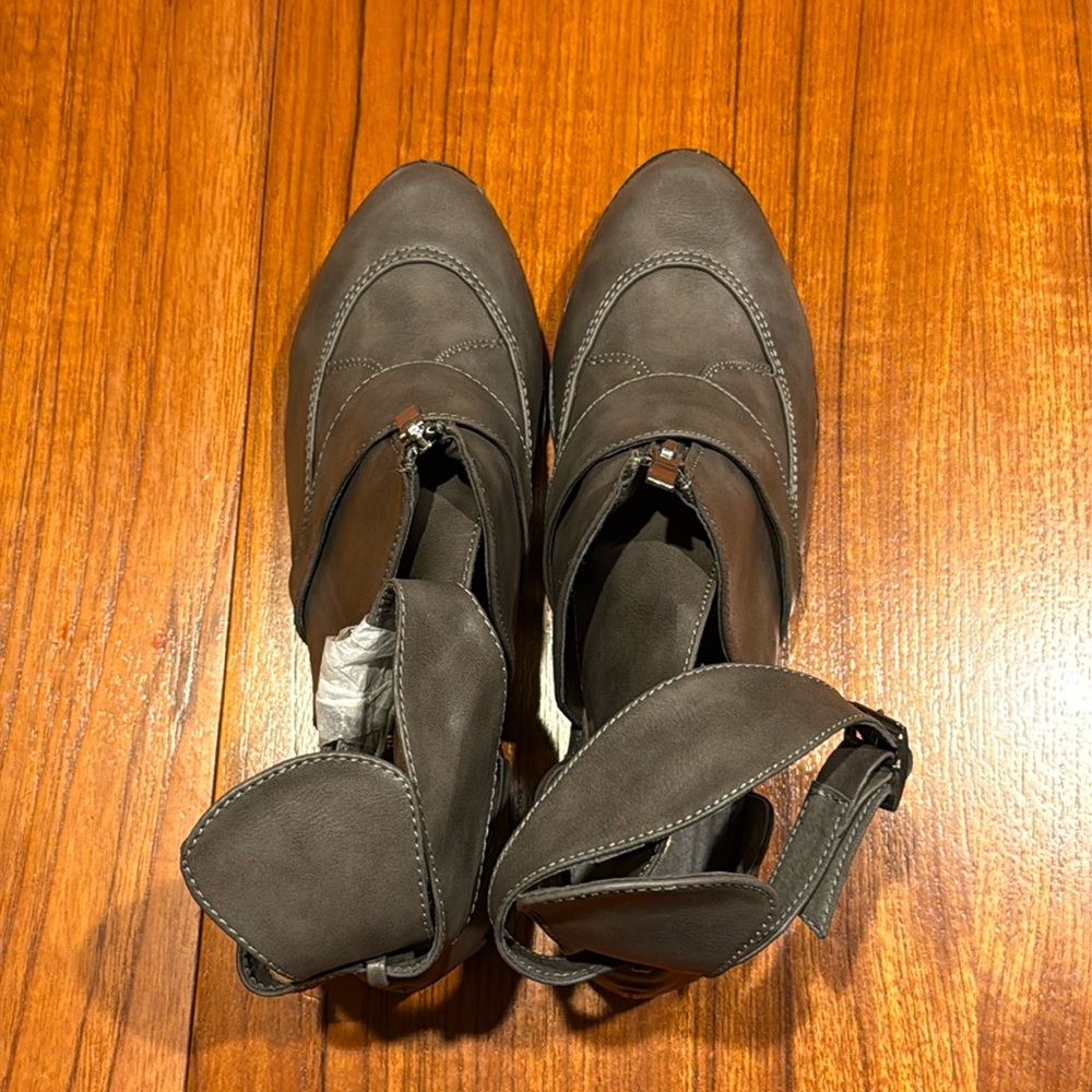 Machi NWOT women’s size 10 Gray Women's strappy shoes